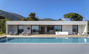 Una piscina al aire libre, una piscina climatizada