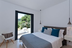 4 chambres, coffres-forts dans les chambres, fer et planche à repasser