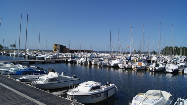A marina with numerous boats docked at the pier. - Pavillon Hourtin-ville, near the lake (Hourtin)