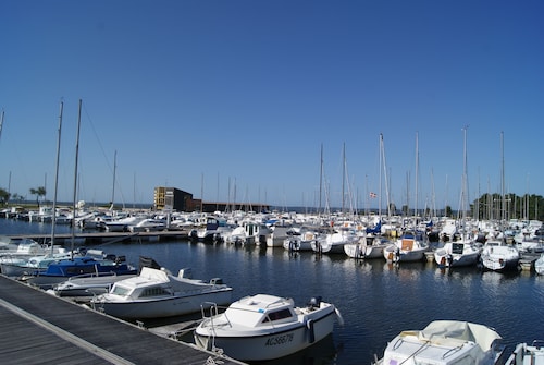 Pavillon Hourtin-ville, near the lake