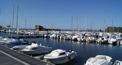 Pavillon Hourtin-ville, near the lake