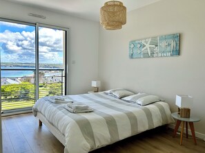 4 bedrooms, iron/ironing board, Internet, bed sheets