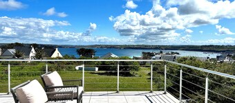 Contemporary house 160 m2, sleeps 8 to 9, stunning sea view