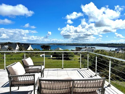 Contemporary house 160 m2, sleeps 8 to 9, stunning sea view