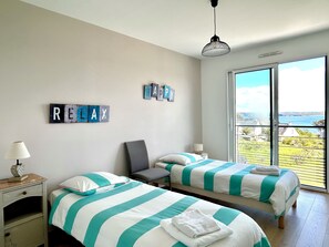 4 bedrooms, iron/ironing board, internet, bed sheets