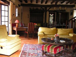 TV, peis, bøker og kontorer