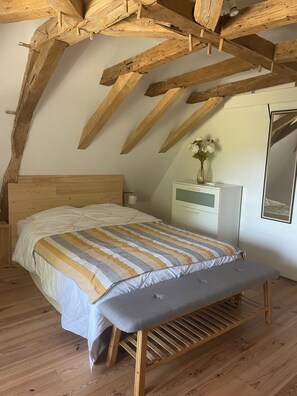 5 habitaciones, escritorio y tabla de planchar con plancha 