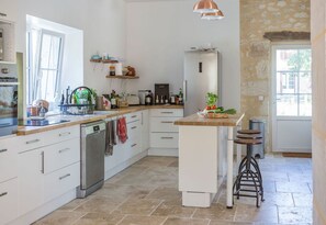 Réfrigérateur, micro-ondes, four, plaque de cuisson