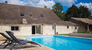 Outdoor pool, a heated pool - Gîte LEGOTINE: Large farmhouse restored (Castillonnès)