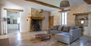 Télévision, cheminée, baby-foot, table de tennis de table