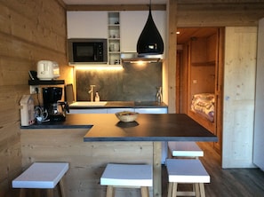 Jääkaappi, mikroaaltouuni, uuni, liesi