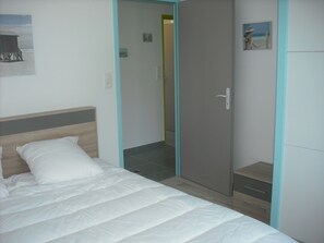 2 slaapkamers, een strijkplank/strijkijzer, gratis wifi