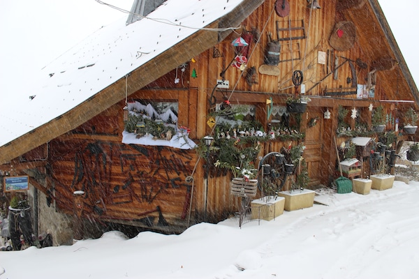 Sous la neige, le chalet et l'accĂšs au gite.