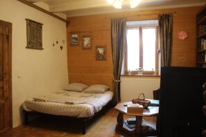 2 slaapkamers, een bureau, een strijkplank/strijkijzer, gratis wifi