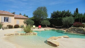 A swimming pool with clear water, surrounded by a stone deck. There are three lounge chairs and a hammock. - Provence, its lavender, the song of the cicadas, the sun ... Let yourself be seduced ... (Carpentras)