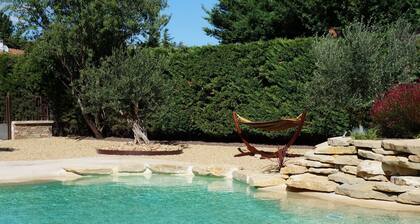 Provence, sen laventeli, sikaadan kappale, aurinko ... Anna itsesi vietteleä ...