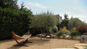 A garden with a hammock, a chair, and a small tree. - Provence, its lavender, the song of the cicadas, the sun ... Let yourself be seduced ... (Carpentras)