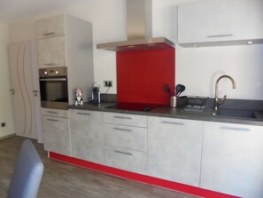 Jääkaappi, mikroaaltouuni, uuni, liesi