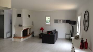 Televisie, een dvd-speler en boeken