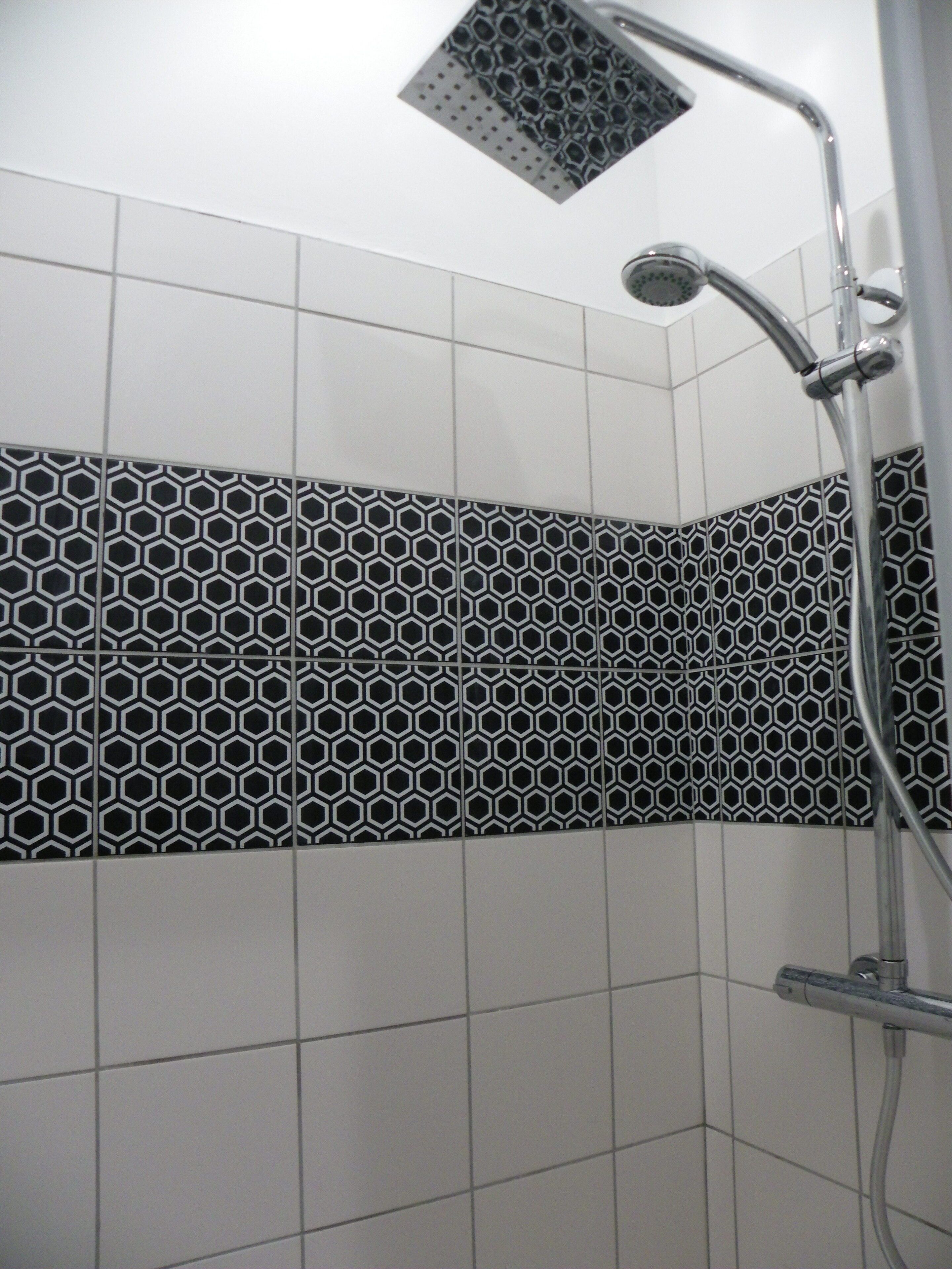 Een douche, een haardroger, handdoeken, zeep