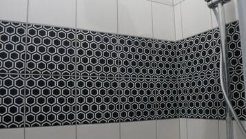 Een douche, een haardroger, handdoeken, zeep