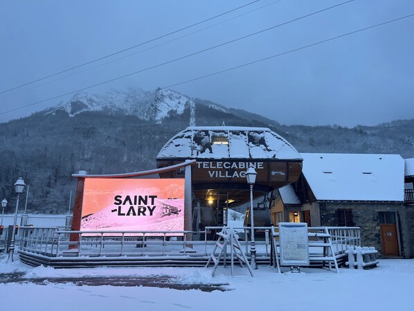 Exterior - T4 apartment in the heart of the village, 4 Diamonds, secure Wifi, (Saint-Lary-Soulan)