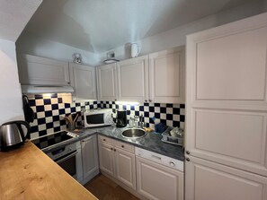 Fridge, microwave, oven, stovetop - T4 apartment in the heart of the village, 4 Diamonds, secure Wifi, (Saint-Lary-Soulan)