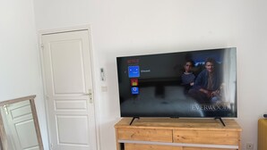 Televisor sobre un suport de fusta amb la interfície de Netflix que mostra la pel·lícula 'Everwood'.