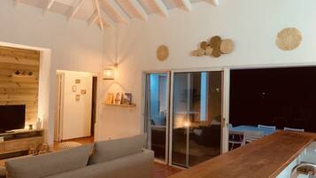 Una televisión, un reproductor de DVD, libros, un reproductor estéreo