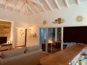 電視、DVD 播放機、書籍、音響