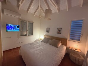 3 soverom, safe på rommet, strykejern/-brett og reiseseng for barn