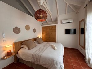 3 chambres, coffres-forts dans les chambres, fer et planche à repasser