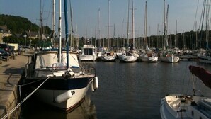 En småbåtshamn med flera segelbåtar förtöjda.