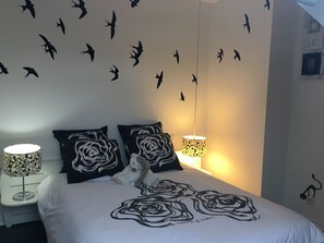 3 bedrooms, iron/ironing board, travel cot, free WiFi - Pleasant, bright house with large enclosed garden for your pets. (La Vicomté-Sur-Rance)