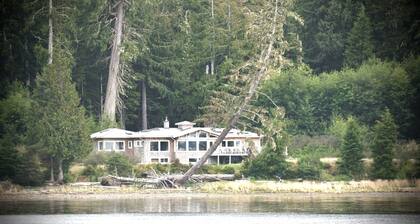 "The WhaleHouse"~ Upscale, 4000 Sq Ft Home For Large Family / 3.8 acres