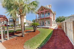 Property grounds - Experience tranquility steps away from Miramar Beach (Miramar Beach)