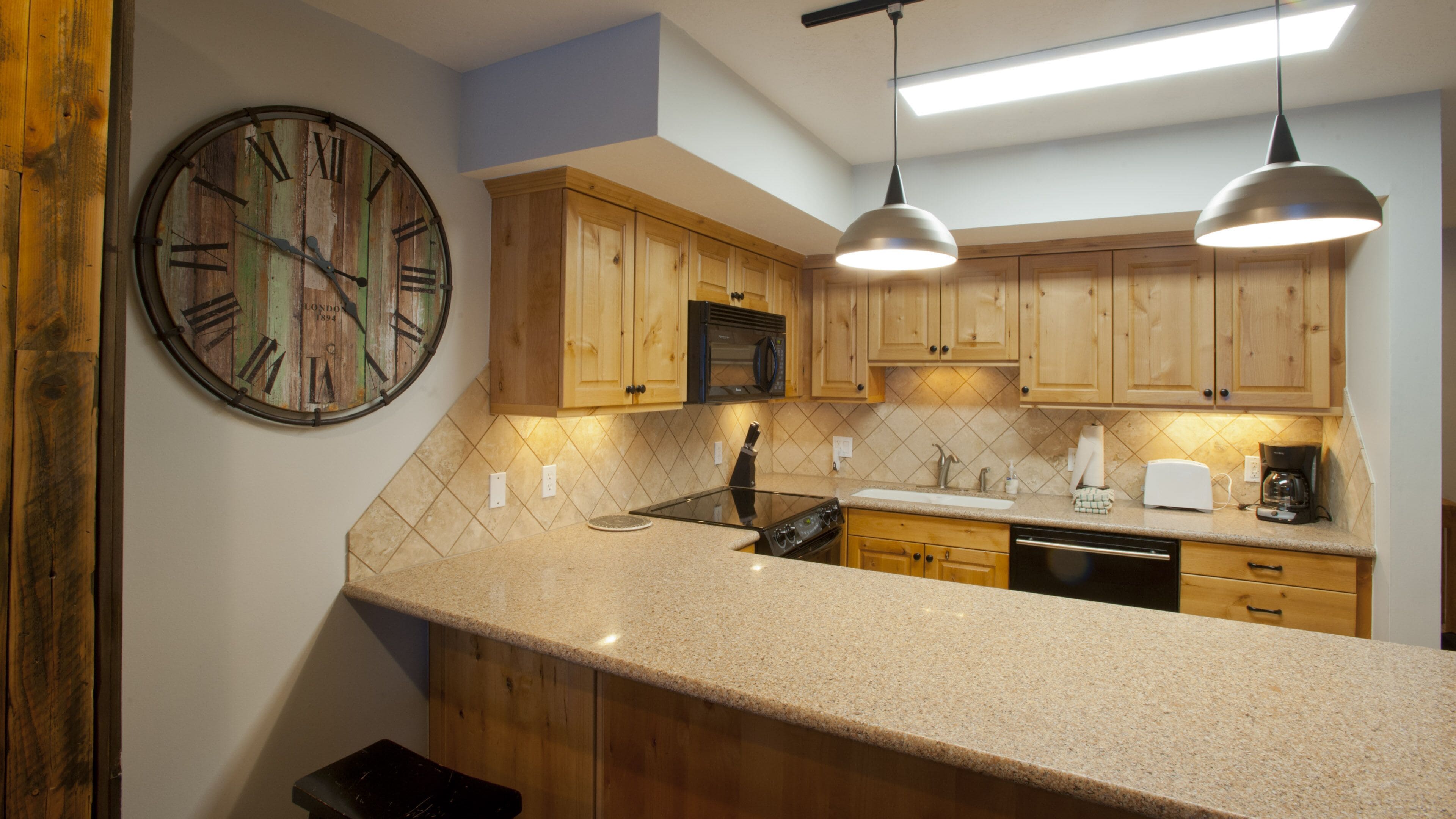 Kylskåp, mikrovågsugn, ugn och spishäll