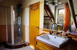 Shower, jetted bath, hair dryer, towels