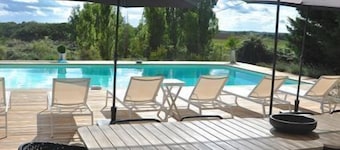 Charming house with very large heated pool in Caylus