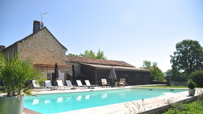 Charming house with very large heated pool in Caylus