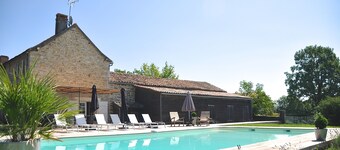 Charming house with very large heated pool in Caylus