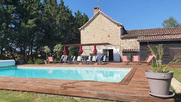 Een verwarmd zwembad