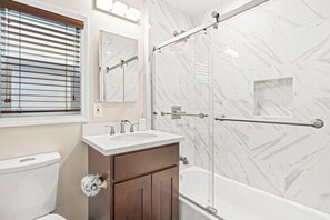 Secador de cabelo, toalhas de banho