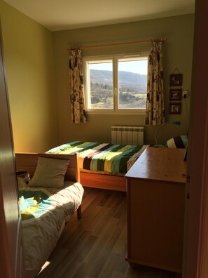 2 bedrooms, iron/ironing board, free WiFi