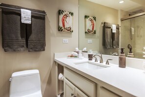 Badewanne, Haartrockner, Handtücher, Seife