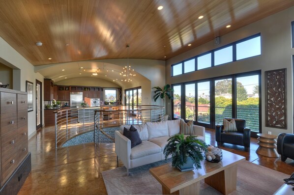 Interior - Luxury Ocean View - Hot Tub- Close to Yacht Harbor-Restaurants-Beach (Santa Cruz)