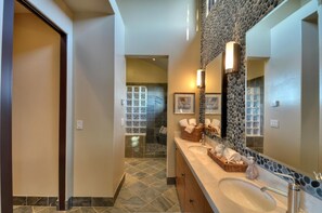 Suihkun ja ammeen yhdistelmä, hiustenkuivaaja, pyyhkeet, saippua