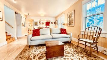 Smart-tv, een open haard, een dvd-speler en boeken