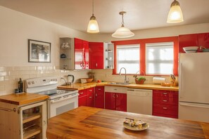 Fridge, microwave, oven, stovetop - Ollie's House: Cozy Home, A Walk Away from Downtown/MSU (Bozeman)
