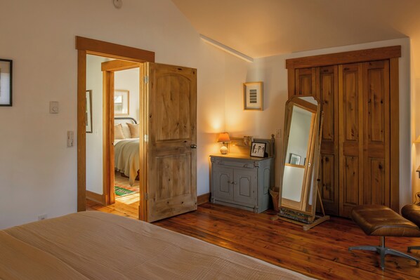 3 bedrooms, in-room safe, desk, iron/ironing board